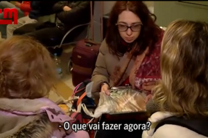 Crianças e bebés de colo vivem momentos dramáticos em fuga para a Polónia