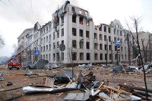 Bombardeamentos intencionais a edifícios residenciais, escolas, hospitais, configuram crimes de guerra, segundo a definição do artigo 8 do Estatuto de Roma do Tribunal Penal Internacional