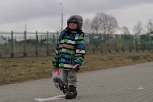 Emocionante: menino atravessa fronteira da Ucrânia para a Polónia em lágrimas