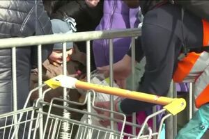 Alegria de criança com um chupa chupa.mp4