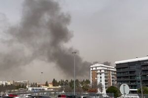 Incêndio de grandes dimensões junto a supermercado em Telheiras