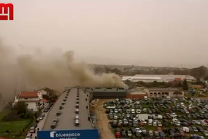 Imagens de drone mostram intensidade do incêndio junto a hipermercado em Telheiras