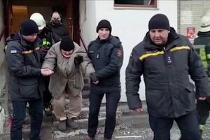 Moradores retirados de casa após prédio ser atingido por míssil em Kiev