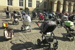 Ucrânia: 109 carrinhos de bebé vazios, pelas 109 crianças mortas