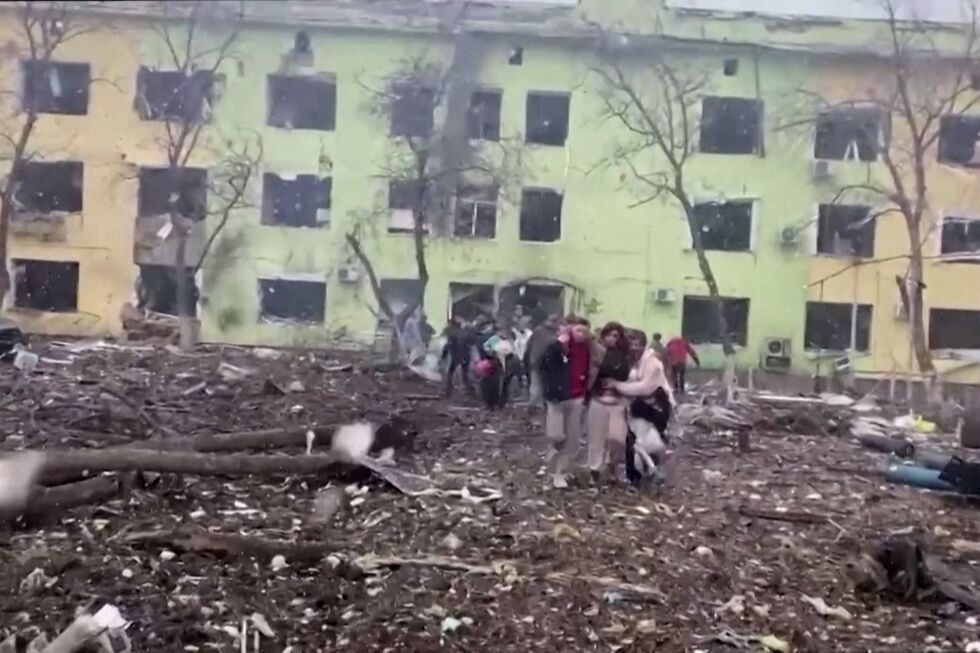 Bombardeamento destrói hospital pediátrico em Mariupol