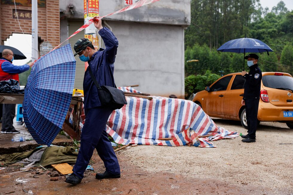 Buscas por sobreviventes do voo da China Eastern Airlines 737-800