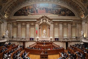 OE2022: AR confirma alargamento do subsídio de desemprego a vítimas de violência doméstica 