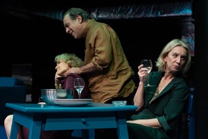 Sacrificar-se pelos novos – eis o debate de Os Filhos, no Teatro Aberto