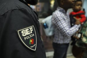 Mulher que viajou com 11 crianças detida em Lisboa por suspeita de tráfico de pessoas