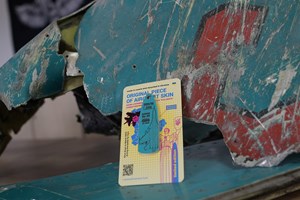 Ucraniano cria porta-chaves com restos de aviões russos abatidos