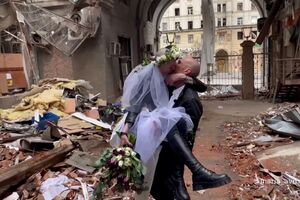 Anastasia e Anton casaram-se no meio dos escombros de uma Kharkiv bombardeada