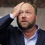 Alex Jones condenado a pagar mil milhões de dólares a famílias de vítimas de Sandy Hook