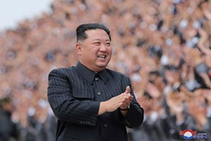 Coreia do Norte regista uma morte e um surto “explosivo” de covid-19
