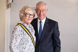 Marcelo condecora Augusto Santos Silva e Simone de Oliveira