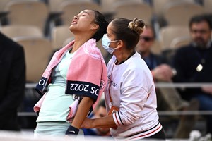 'Em campo, gostava de ser um homem.' Dores menstruais impedem Zheng Qinwen de ganhar jogo