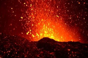 Explosão de lava do vulcão Etna ilumina os céus