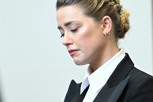 Amber Heard diz que julgamento é o fato mais doloroso de sua vida e  sustenta acusações contra Johnny Depp