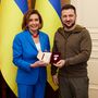Pelosi visita Kiev e reúne-se com Zelensky