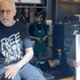 Ator James Cromwell colou a mão a um Starbucks em protesto contra preços