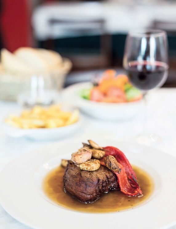 Bife Alcides faz as honras da casa