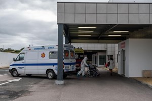 Caos na saúde deixa pacientes à espera de ambulâncias durante horas