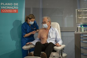 Covid-19: Vacinas salvaram 19,8 milhões de vidas no primeiro ano 
