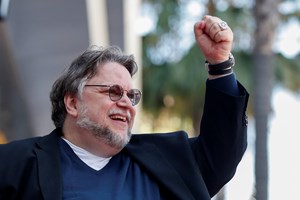 Neste armário de Guillermo del Toro também cabe estranheza
