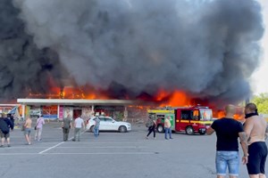 Ataque com míssil a centro comercial na Ucrânia faz dez mortos e 40 feridos