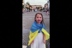 Menina toca em Dnipro.mp4