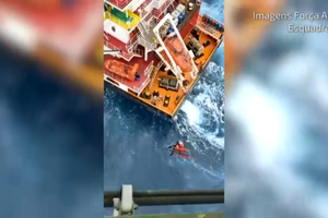 Força aérea resgata homem de navio