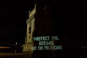 “Protejam os oceanos, não os políticos”: Ativistas projetam mensagens na Torre de Belém