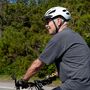 Presidente dos Estados Unidos cai a andar de bicicleta