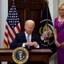 'Vai salvar muitas vidas.' Biden assina nova lei das armas
