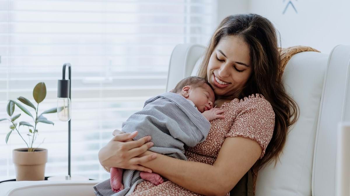 Bebê morre sufocado após mãe adormecer amamentando