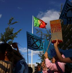 Jovens alarmados mas impotentes face à crise climática, revela estudo