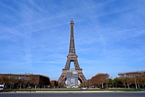 Alpinista detido após saltar da Torre Eiffel com um paraquedas