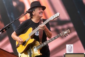 Carlos Santana desmaia durante concerto