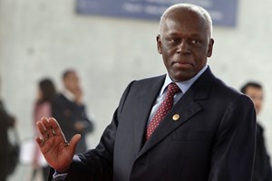 José Eduardo dos Santos. A fama de playboy e as garrafas de vinho que serviram para comprar um carro