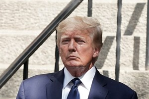 Trump 'escolheu' não parar violência no Capitólio. E senador apoiou-a antes de fugir