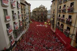 Loucura das festas de San Fermín regressa às ruas de Pamplona