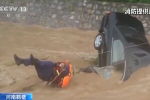 Socorrista faz rapel para salvar homem preso dentro do carro durante cheias na China