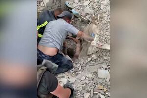 Homem é resgatado dos escombros de prédio em Donetsk