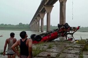 Queda de autocarro em rio na Índia faz pelo menos 12 mortos