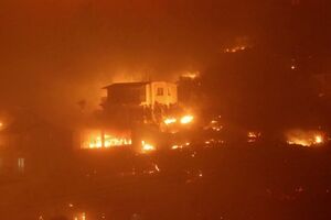 Imagens impressionantes mostram casas engolidas pelas camas nos subúrbios de Atenas