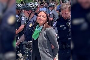 Alexandria Ocasio-Cortez detida em manifestação em defesa do aborto