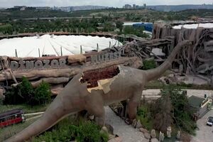 Parque temático sobre dinossauros deixado ao abandono na Turquia