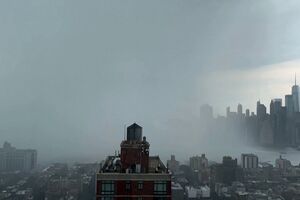 Time-lapse mostra manto de chuva e neblina a cobrir porto de Nova Iorque
