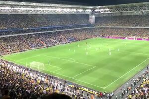 Adeptos do Fenerbahçe entoam nome de Vladimir Putin durante jogo com o Dínamo Kiev