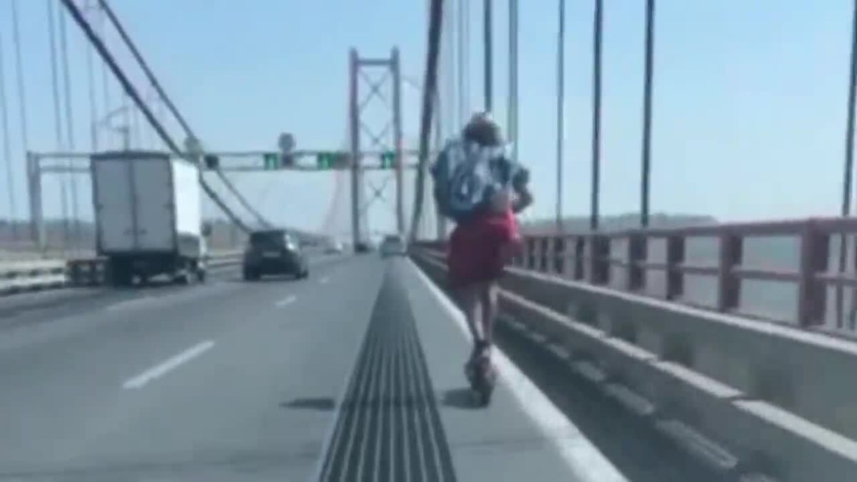 Homem intercetado a atravessar ponte 25 de Abril de trotinete - Vídeo -  SÁBADO