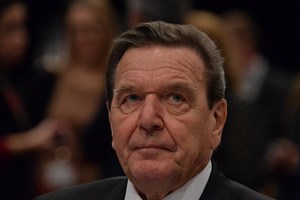 Gerhard Schröder processa parlamento alemão